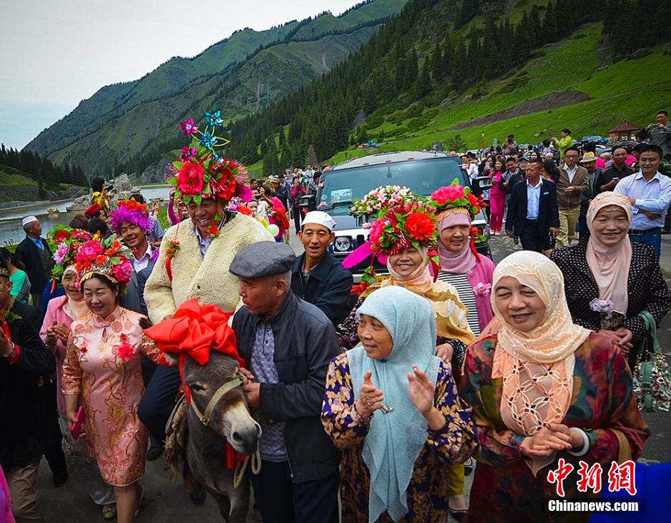 乌鲁木齐天山大峡谷民俗婚礼庆典顺利举行